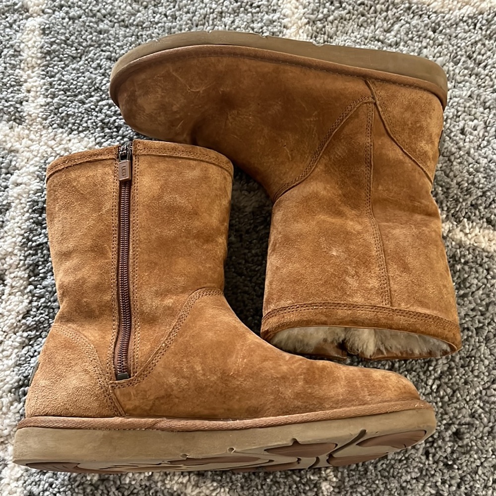 UGG SheepSkin Short Boot W/ Metal Label - Size 9
